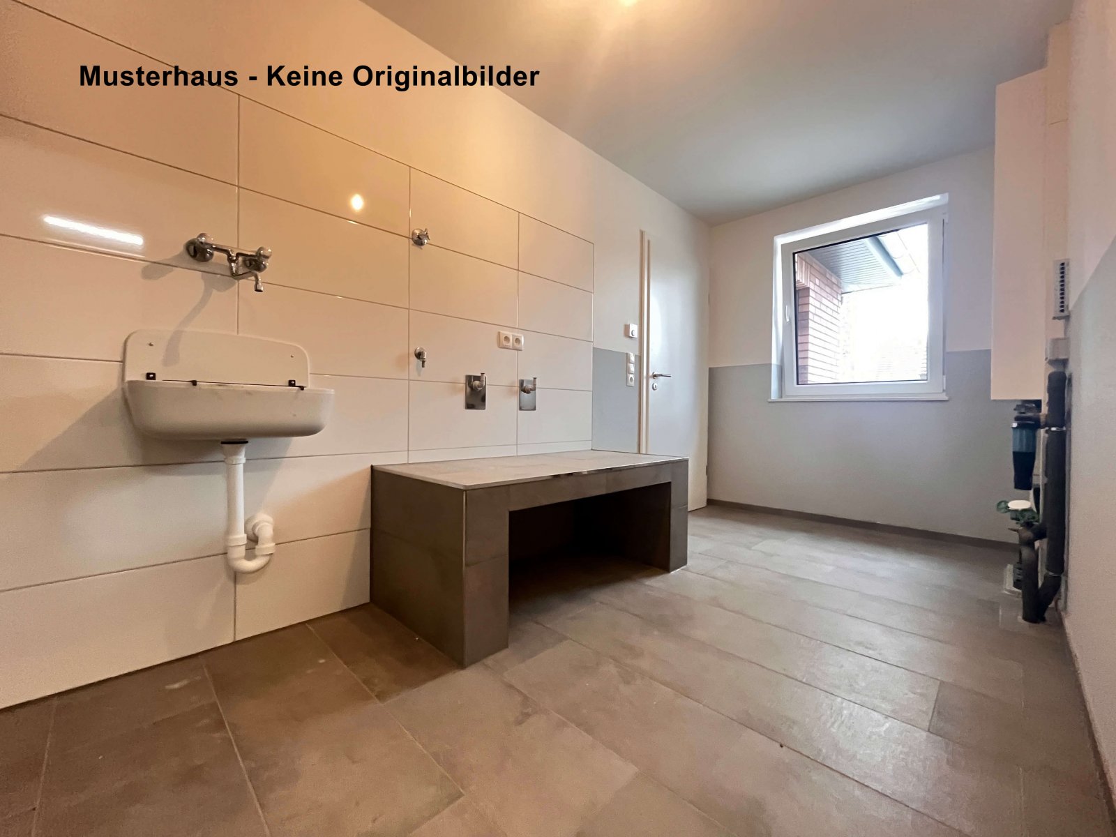 Provisionsfrei für Käufer: Neubau - Exklusiver Winkelwalmdachbungalow in toller Sackgassenlage!