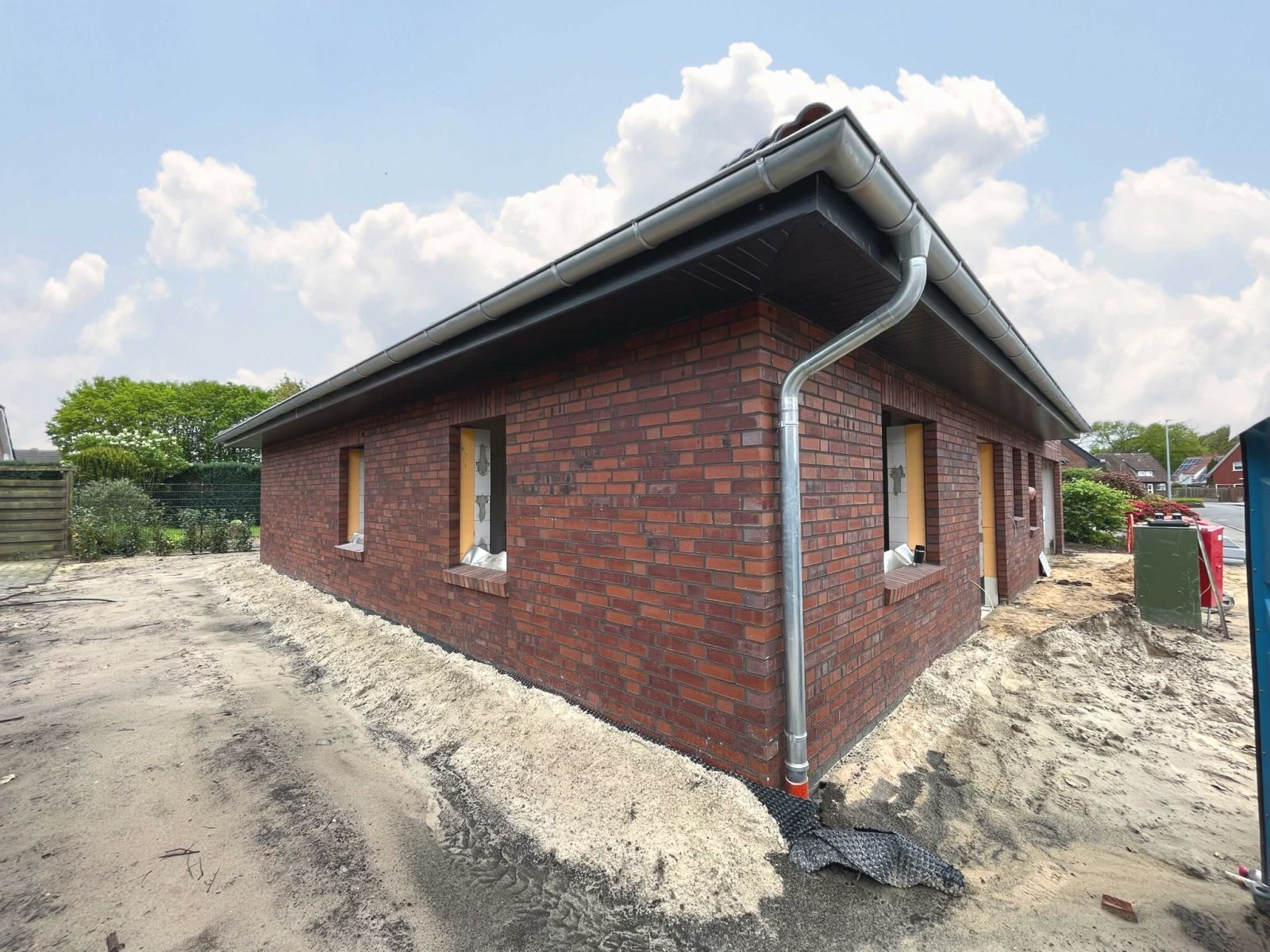 Zentraler geht es nicht! Eleganter Neubauwalmdachbungalow-KfW55 in Bestwohnlage (Lückenbebauung)!