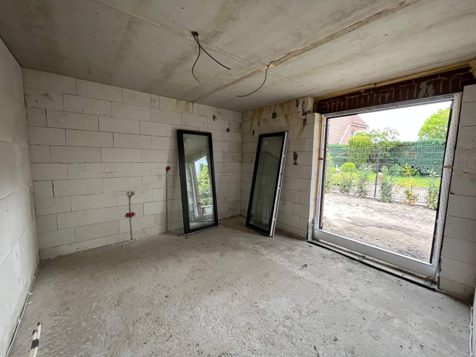 Zentraler geht es nicht! Eleganter Neubauwalmdachbungalow-KfW55 in Bestwohnlage (Lückenbebauung)!