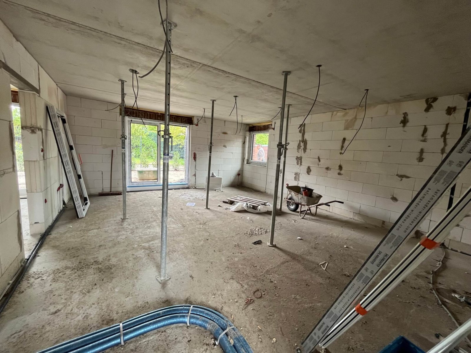 Zentraler geht es nicht! Eleganter Neubauwalmdachbungalow-KfW55 in Bestwohnlage (Lückenbebauung)!