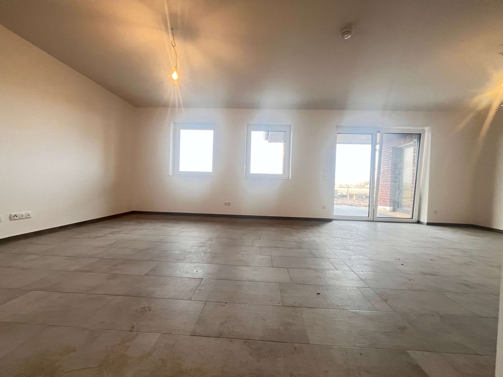 Provisionsfrei für Käufer: Neubau - Exklusiver Winkelwalmdachbungalow mit unverbaubarem Naturblick!