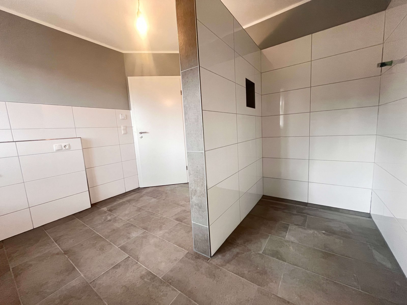 Provisionsfrei für Käufer: Neubau - Exklusiver Winkelwalmdachbungalow mit unverbaubarem Naturblick!