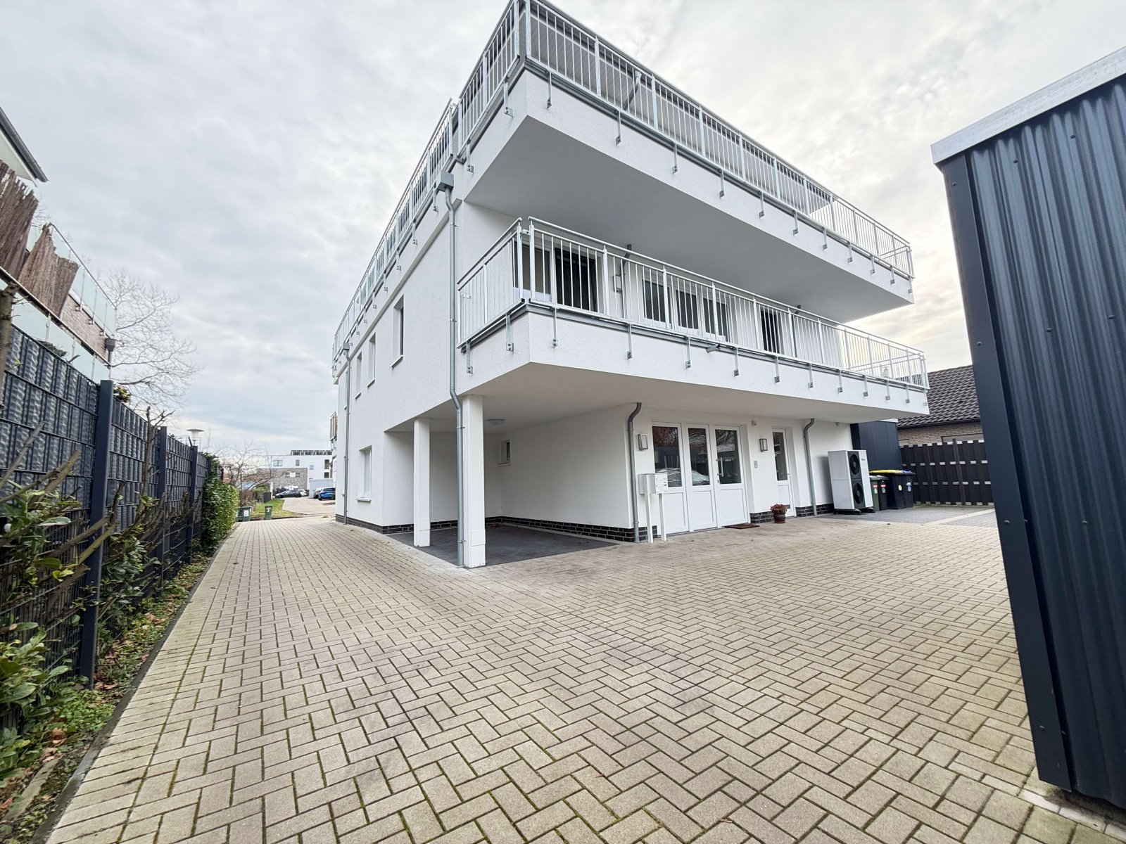 Käufer Provisionsfrei! Wertstabil &amp; energieeffizient: Dreifamilienhaus in begehrter Wohnlage