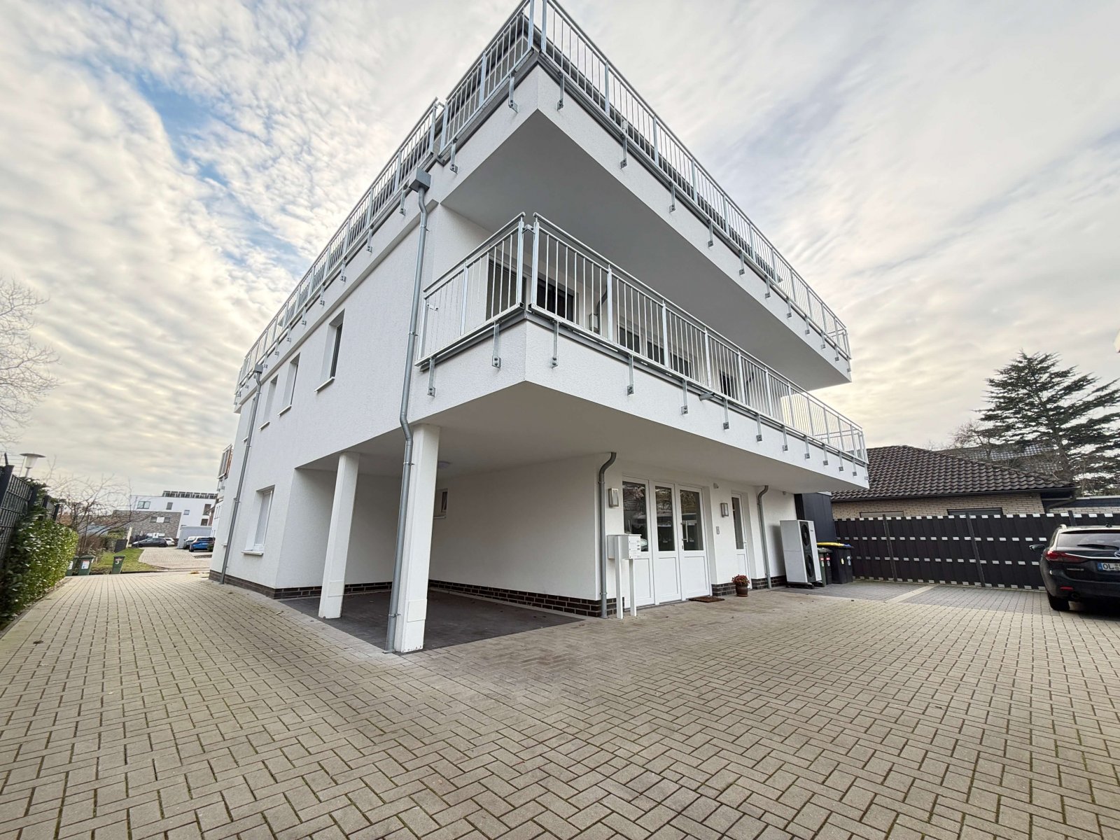 Käufer Provisionsfrei! Wertstabil &amp; energieeffizient: Dreifamilienhaus in begehrter Wohnlage