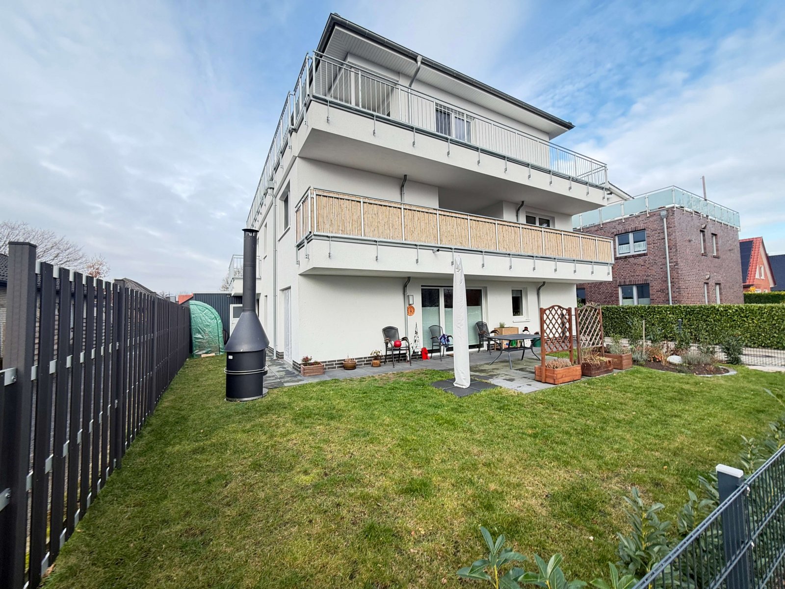 Käufer Provisionsfrei! Wertstabil &amp; energieeffizient: Dreifamilienhaus in begehrter Wohnlage