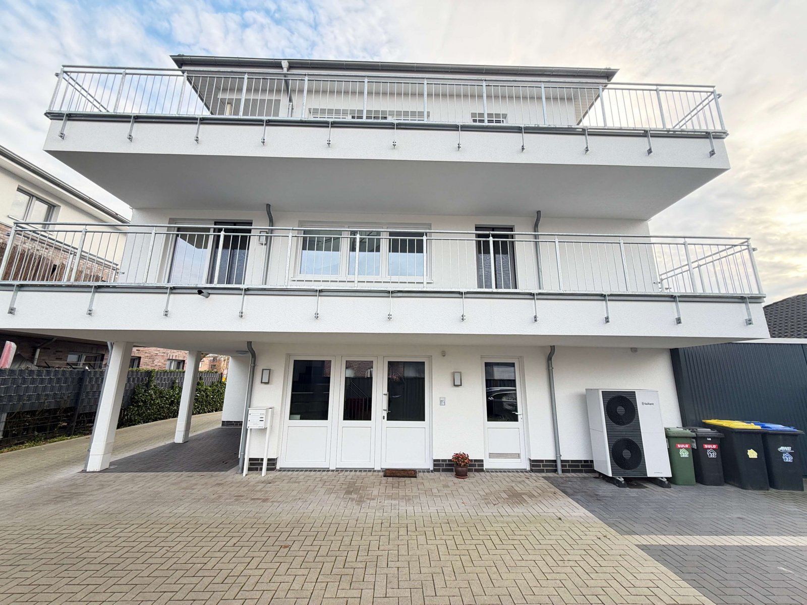 Käufer Provisionsfrei! Wertstabil &amp; energieeffizient: Dreifamilienhaus in begehrter Wohnlage