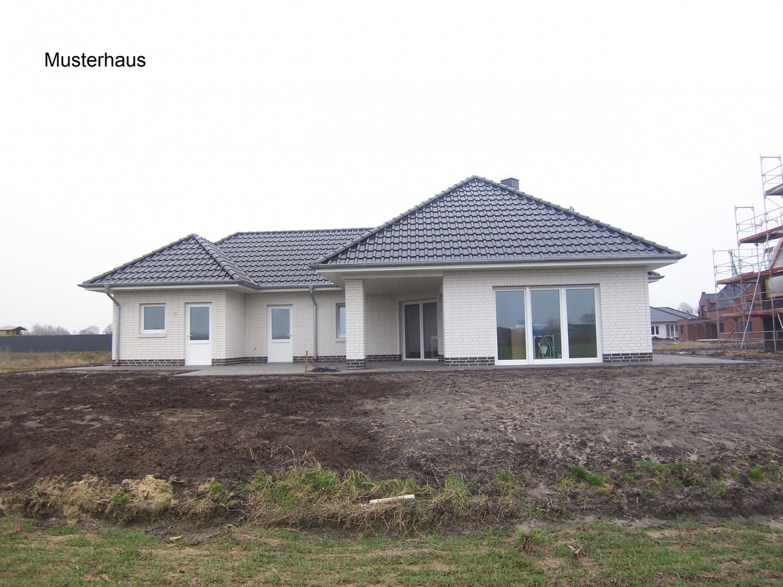 Großzügiger &amp; moderner Neubau-Winkelwalmdachbungalow in schöner Wohnlage!