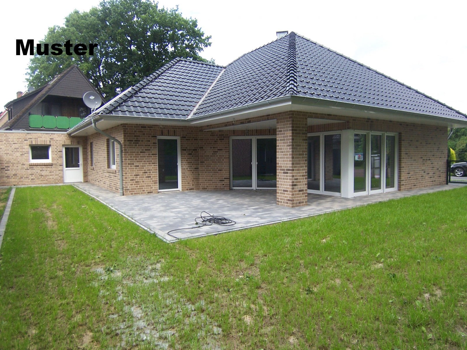 Ansprechender Neubau – Walmdachbungalow top Ausstattung