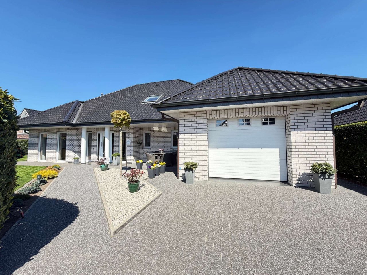 Hausansicht mit Garage Hausansicht mit Garage