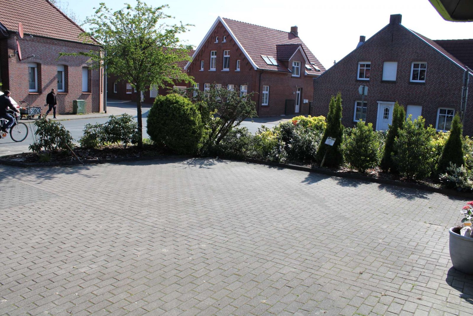 Parkfläche vorne
