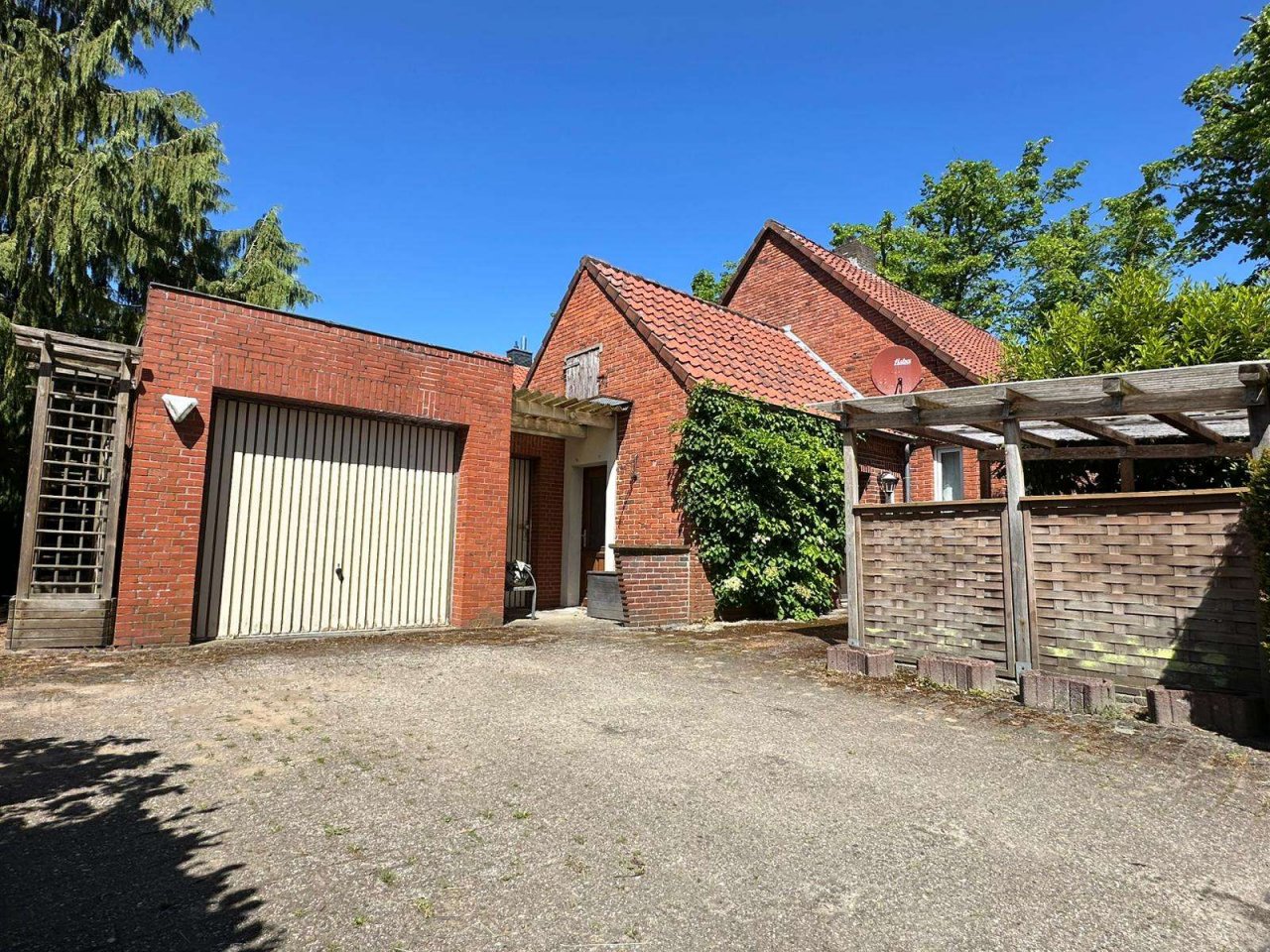 Garage und Stellplatz Garage und Stellplatz
