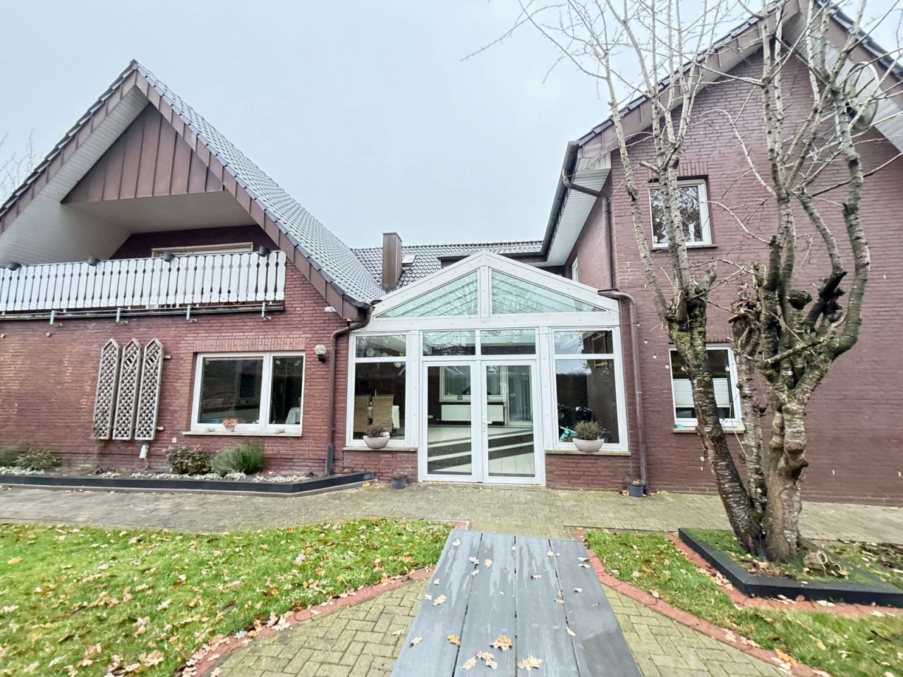 Hausansicht mit Wintrgarten Hausansicht mit Wintrgarten