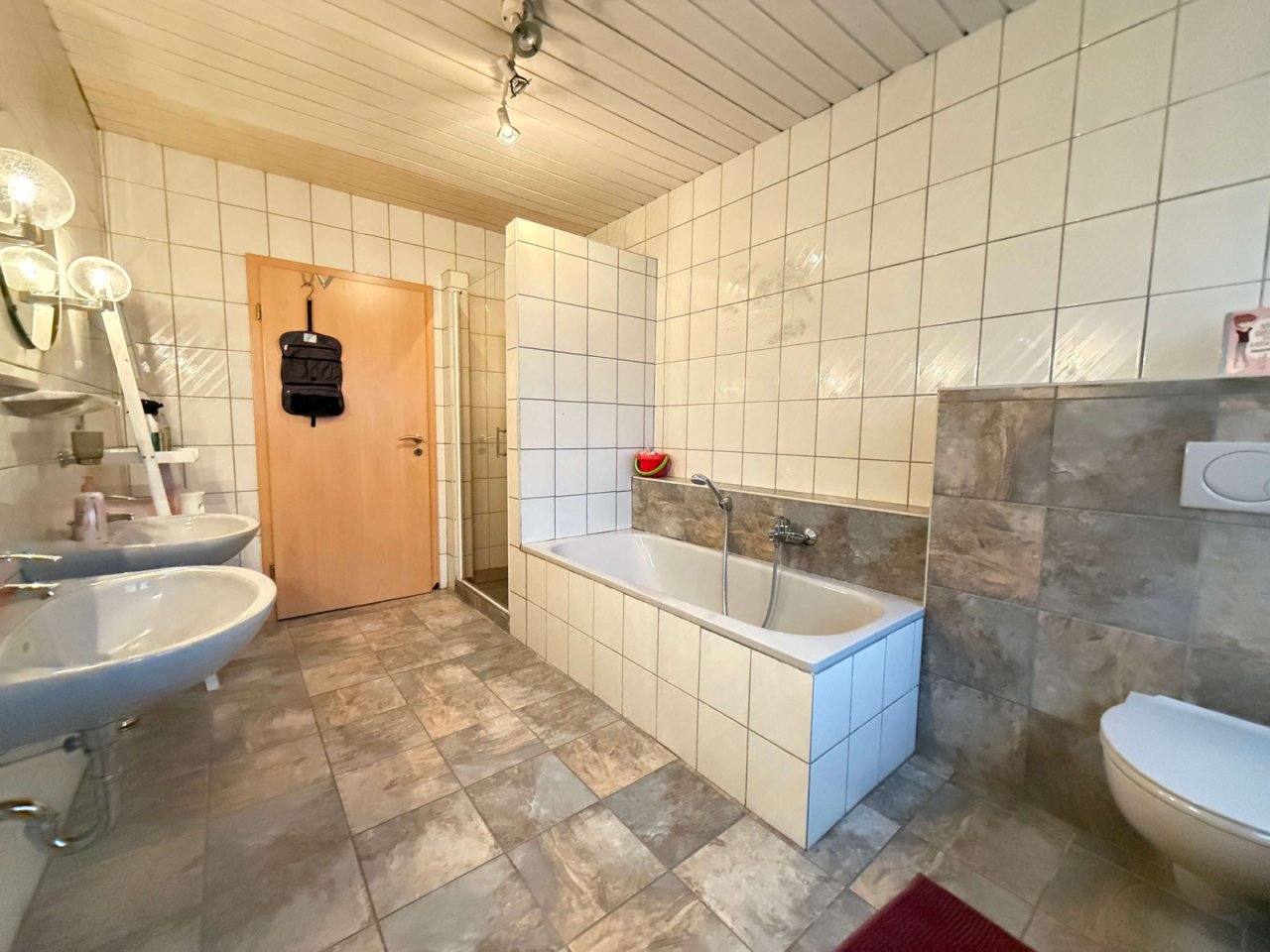 Badezimmer II OG Badezimmer II OG
