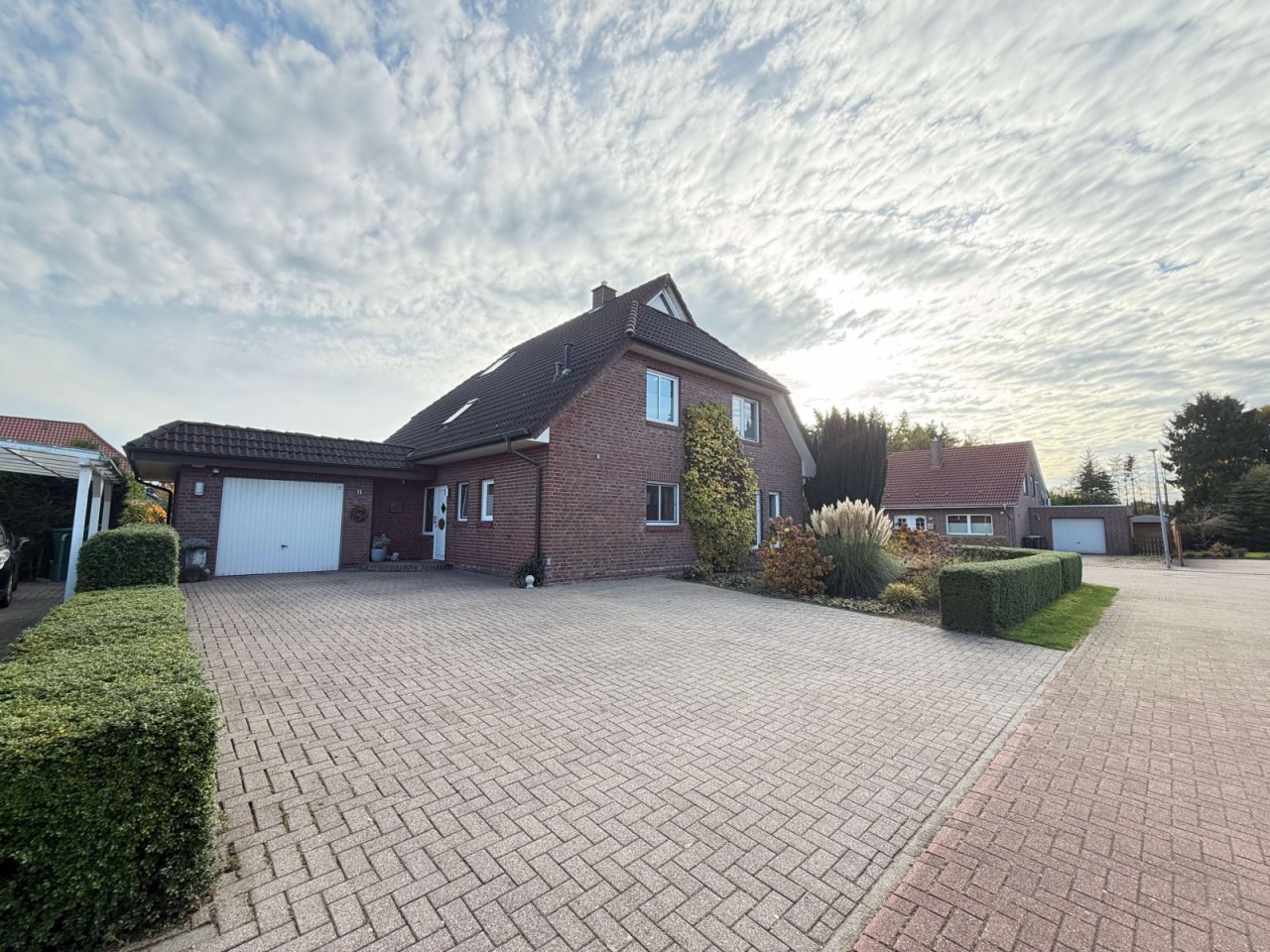 Hausansicht mit Garage Hausansicht mit Garage