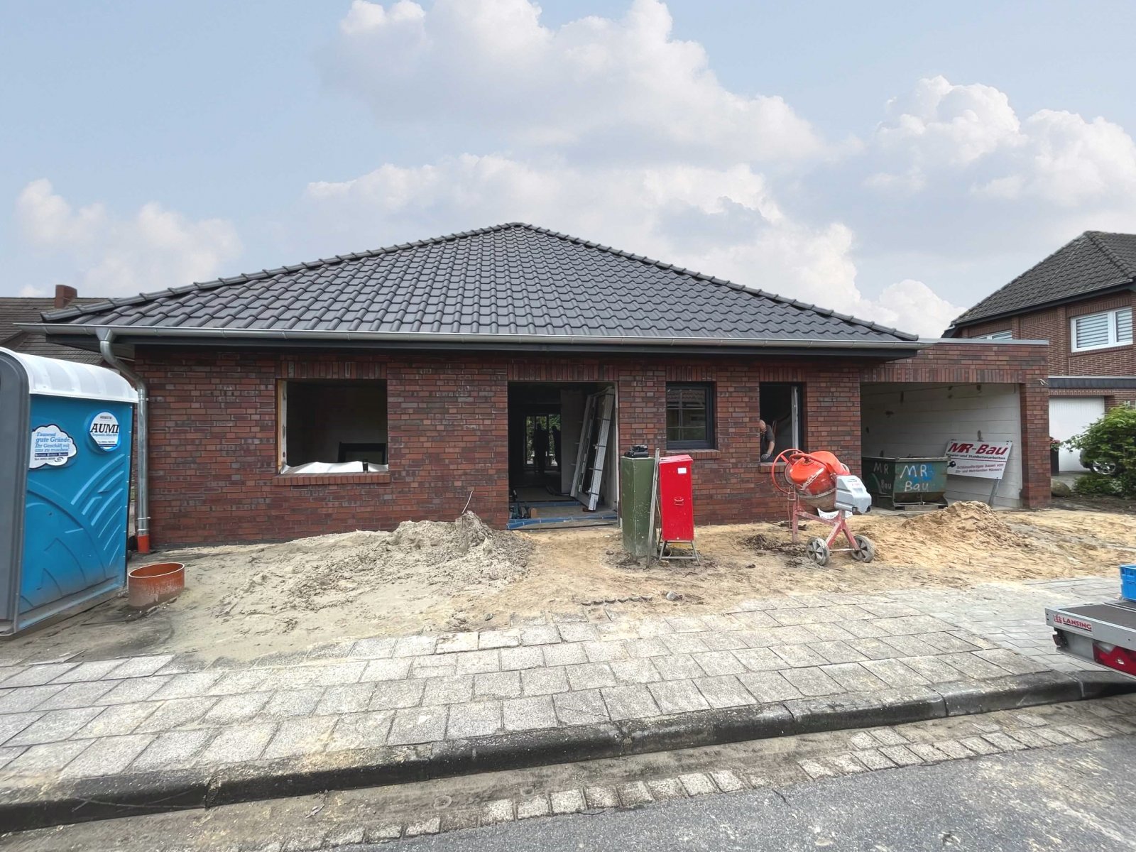 Zentraler geht es nicht! Eleganter Neubauwalmdachbungalow-KfW55 in Bestwohnlage (Lückenbebauung)! 