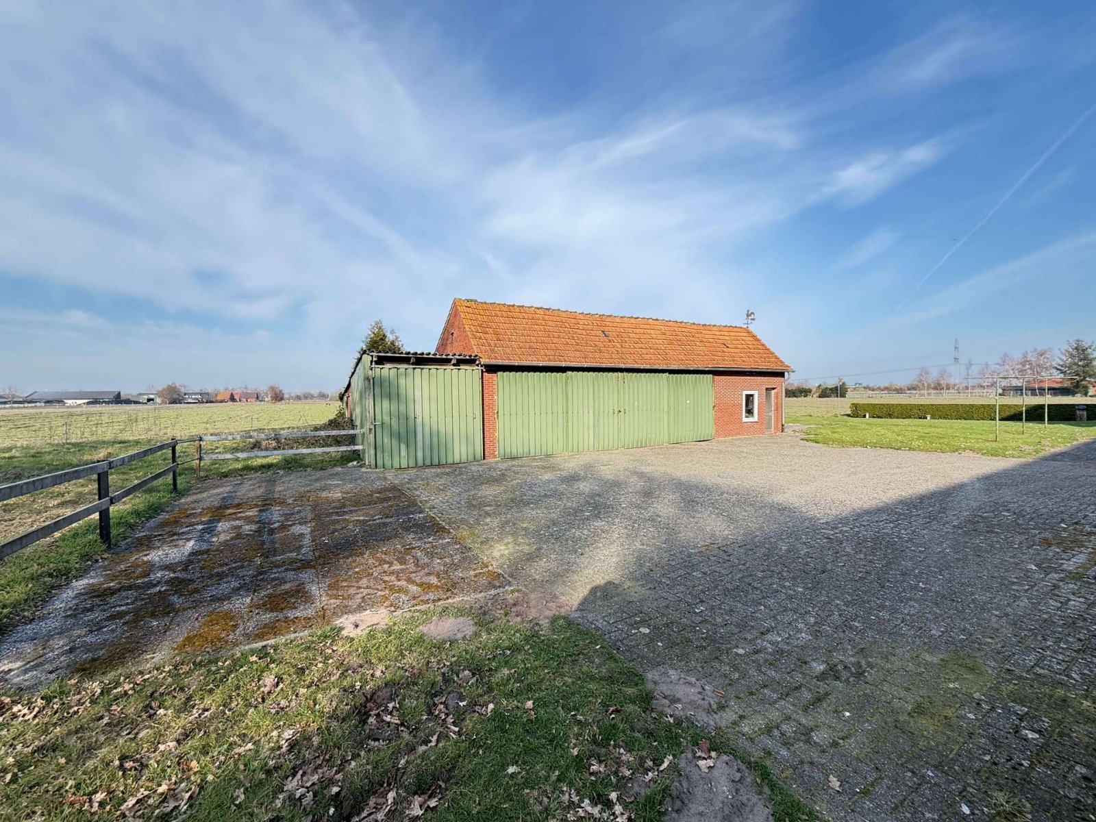 Koper betaalt geen commissie! Landelijk droomhuis met volop ruimte voor mensen, huisdieren en hobby's.