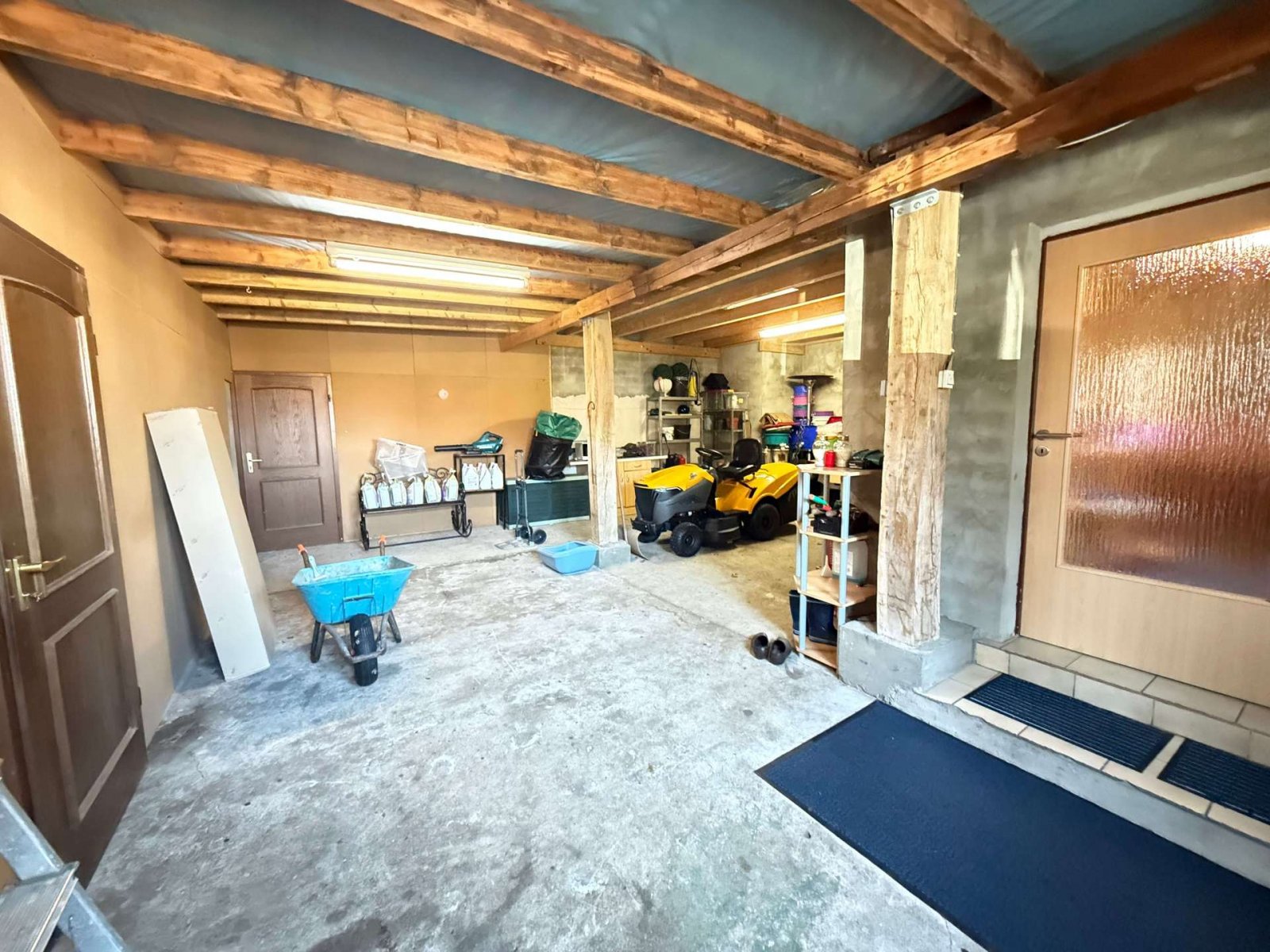 Koper betaalt geen commissie! Landelijk droomhuis met volop ruimte voor mensen, huisdieren en hobby's.
