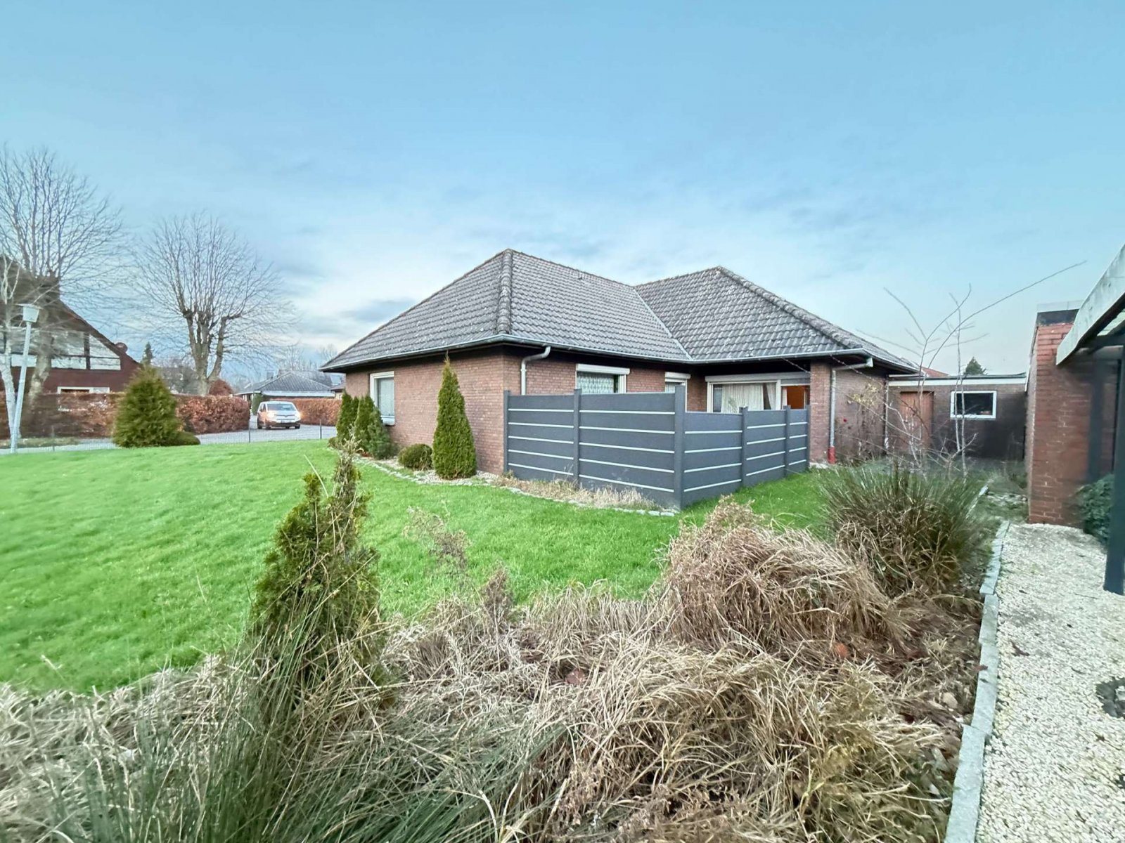 Koper betaalt geen commissie! Nabij de Noordzee en goed bereikbaar – degelijke bungalow met flexibele ontwerpmogelijkheden.