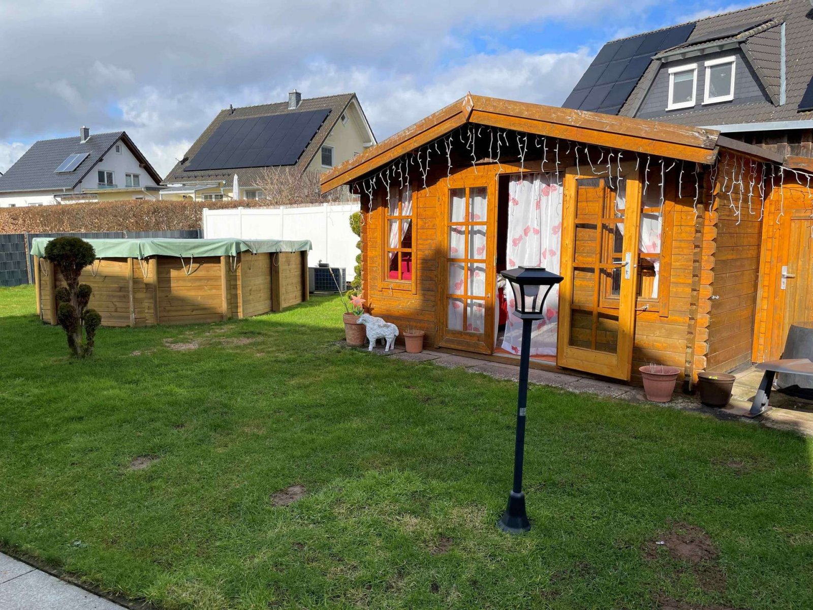 Geen commissie voor kopers! Veilig, comfortabel en zonnig: Vrijstaande woning met zwembad en zonnepanelen