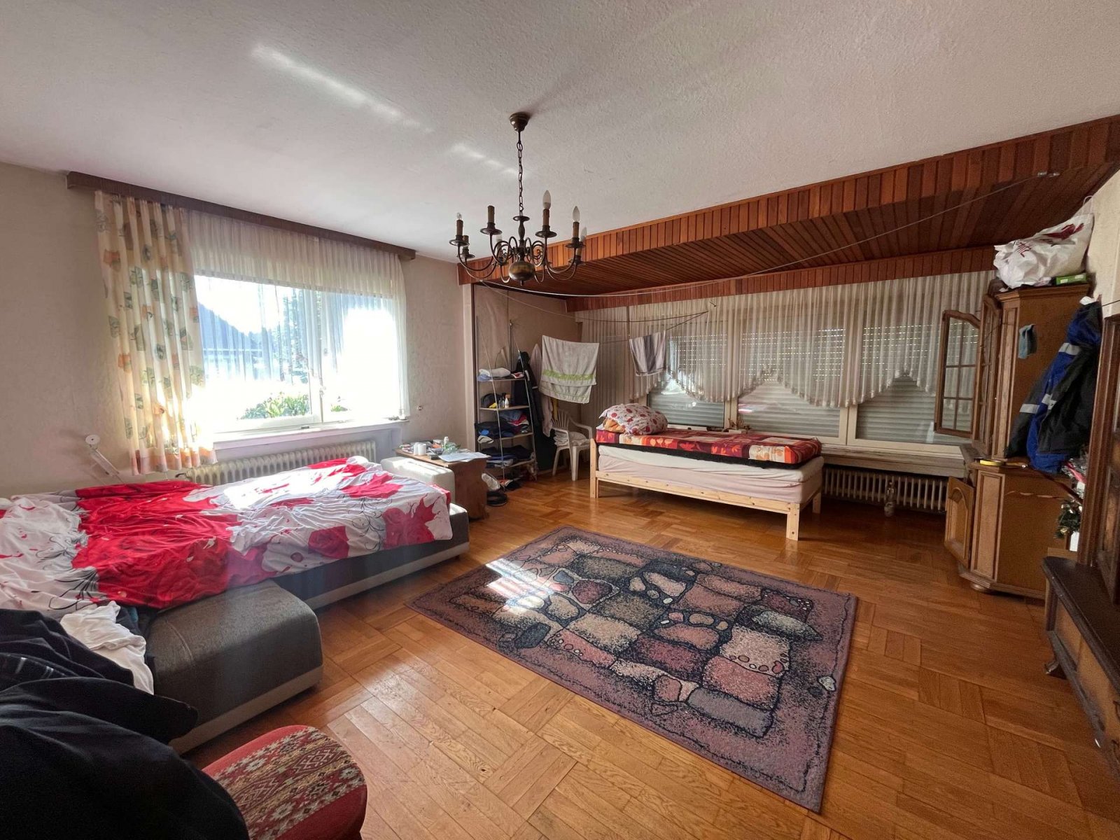 Eengezinswoning met potentie - een huis met een ziel wacht op creatieve handen.