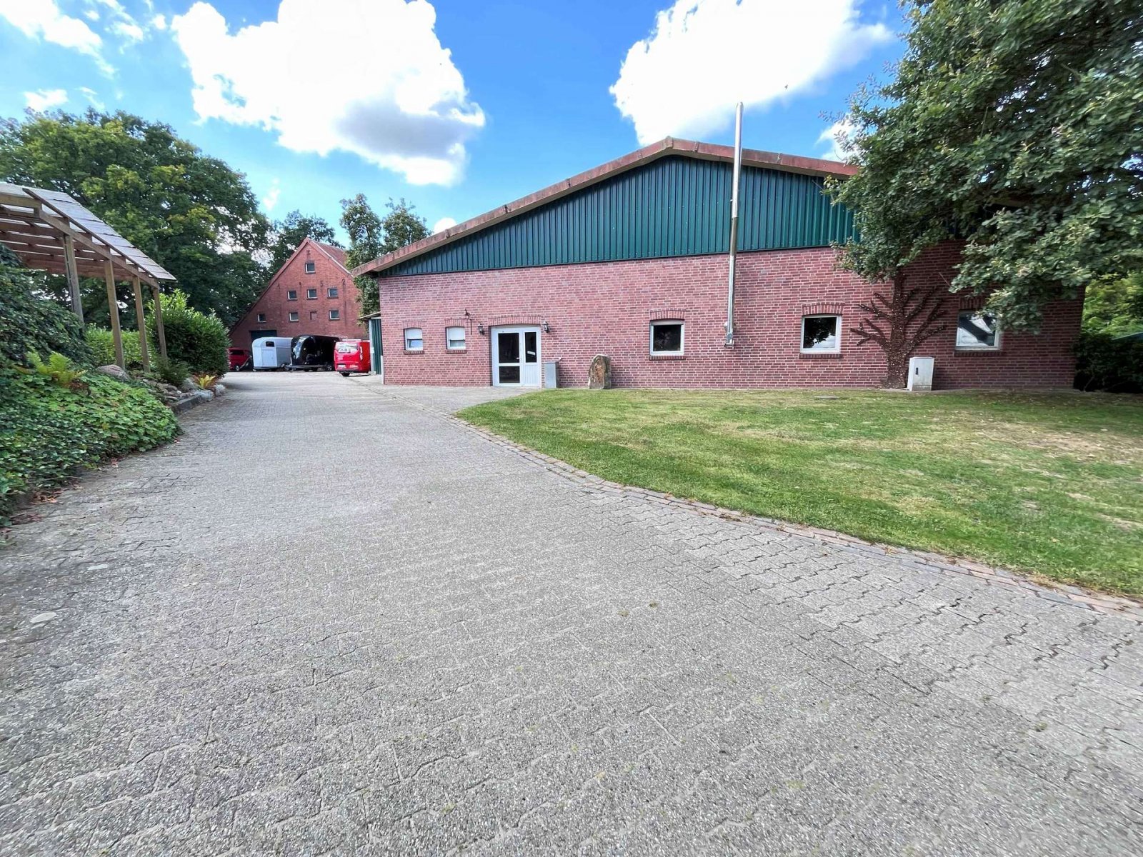 Geen commissie voor kopers! Een paradijs voor paardenliefhebbers - een object met rijarena en stallen!