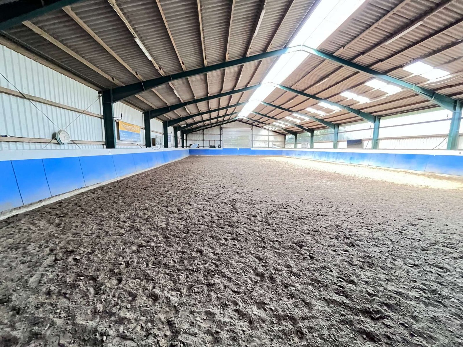 Geen commissie voor kopers! Een paradijs voor paardenliefhebbers - een object met rijarena en stallen!