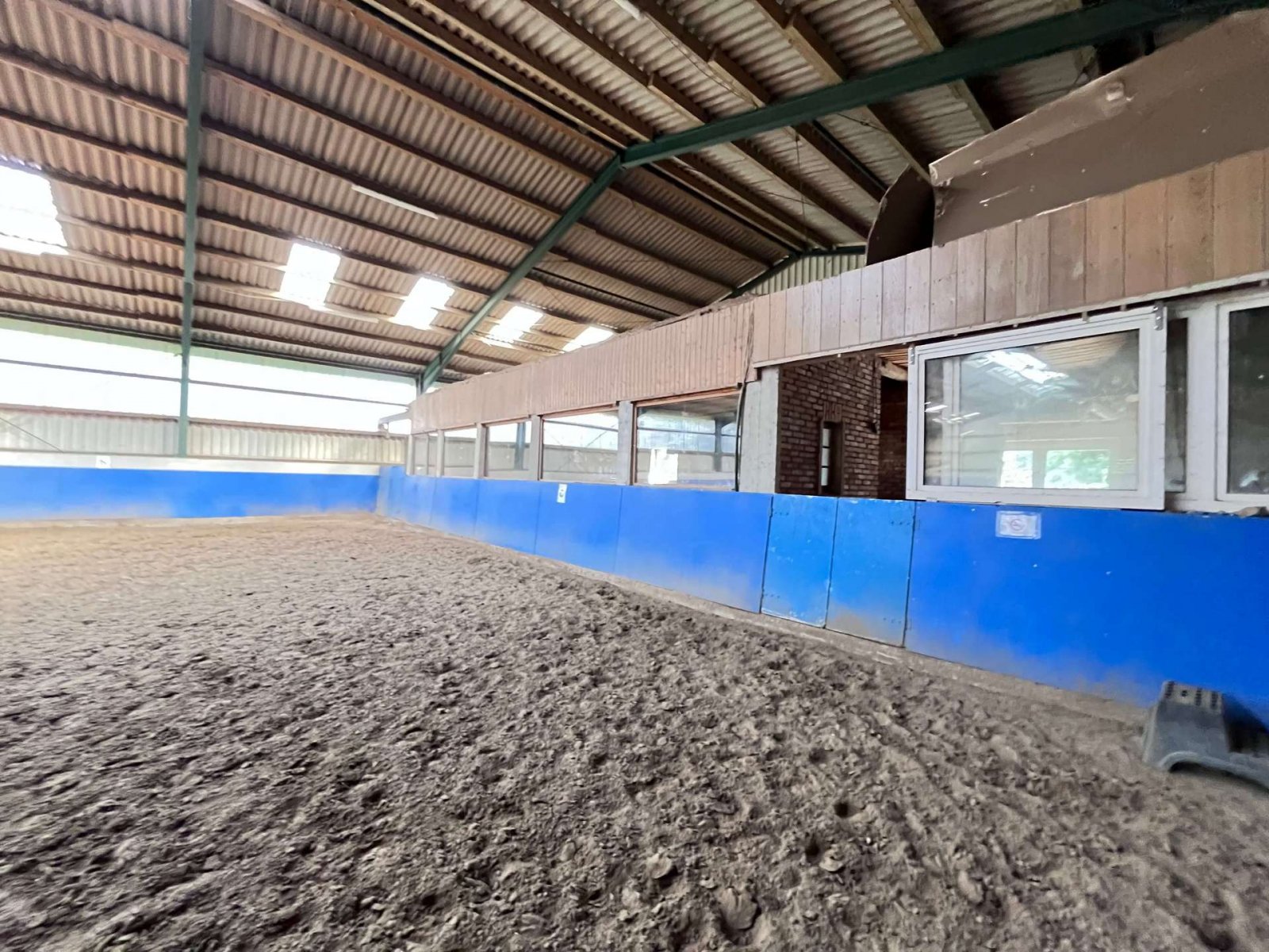 Geen commissie voor kopers! Een paradijs voor paardenliefhebbers - een object met rijarena en stallen!