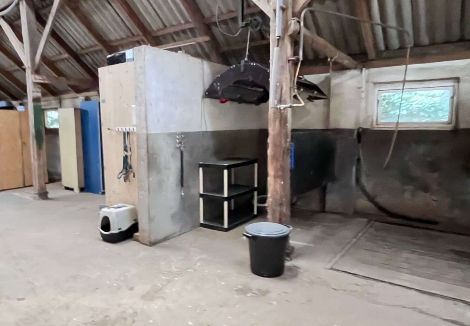 Geen commissie voor kopers! Een paradijs voor paardenliefhebbers - een object met rijarena en stallen!
