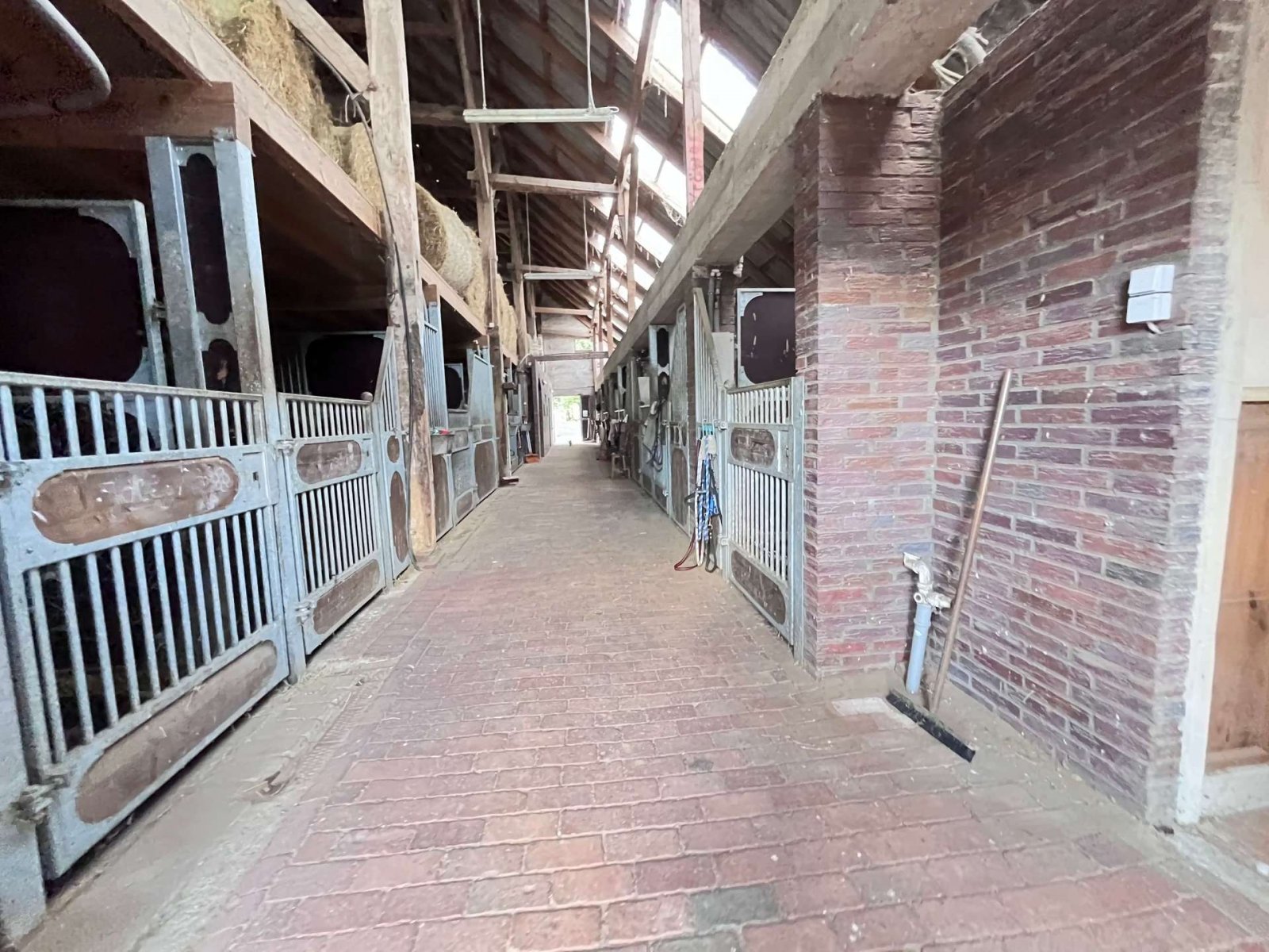 Geen commissie voor kopers! Een paradijs voor paardenliefhebbers - een object met rijarena en stallen!