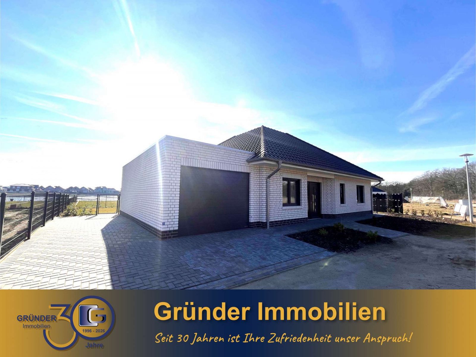 Geen commissie voor kopers: Exclusieve bungalow met schilddak aan het meer (KfW 55) - Droomachtig
