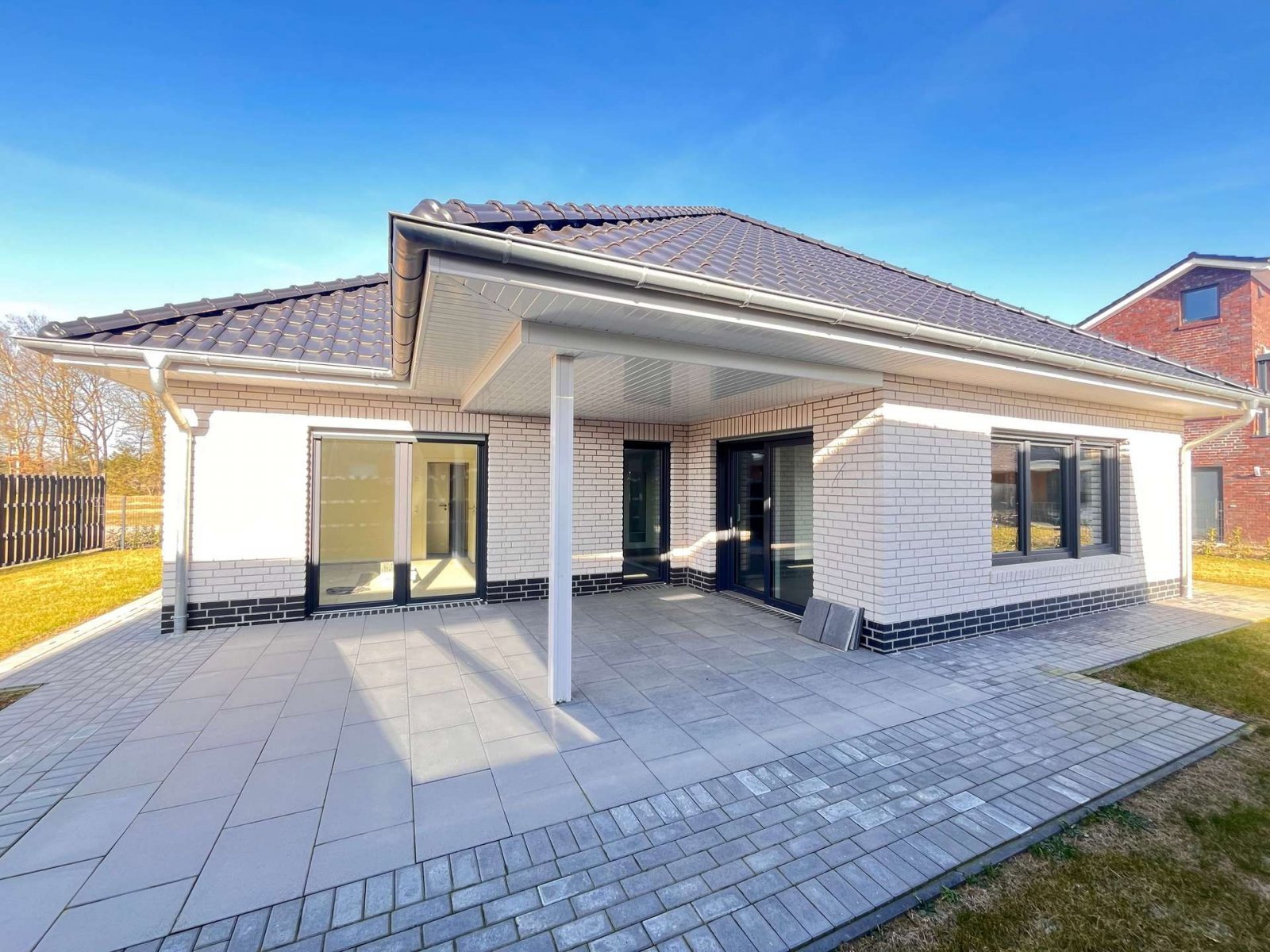 Geen commissie voor kopers: Exclusieve bungalow met schilddak aan het meer (KfW 55) - Droomachtig