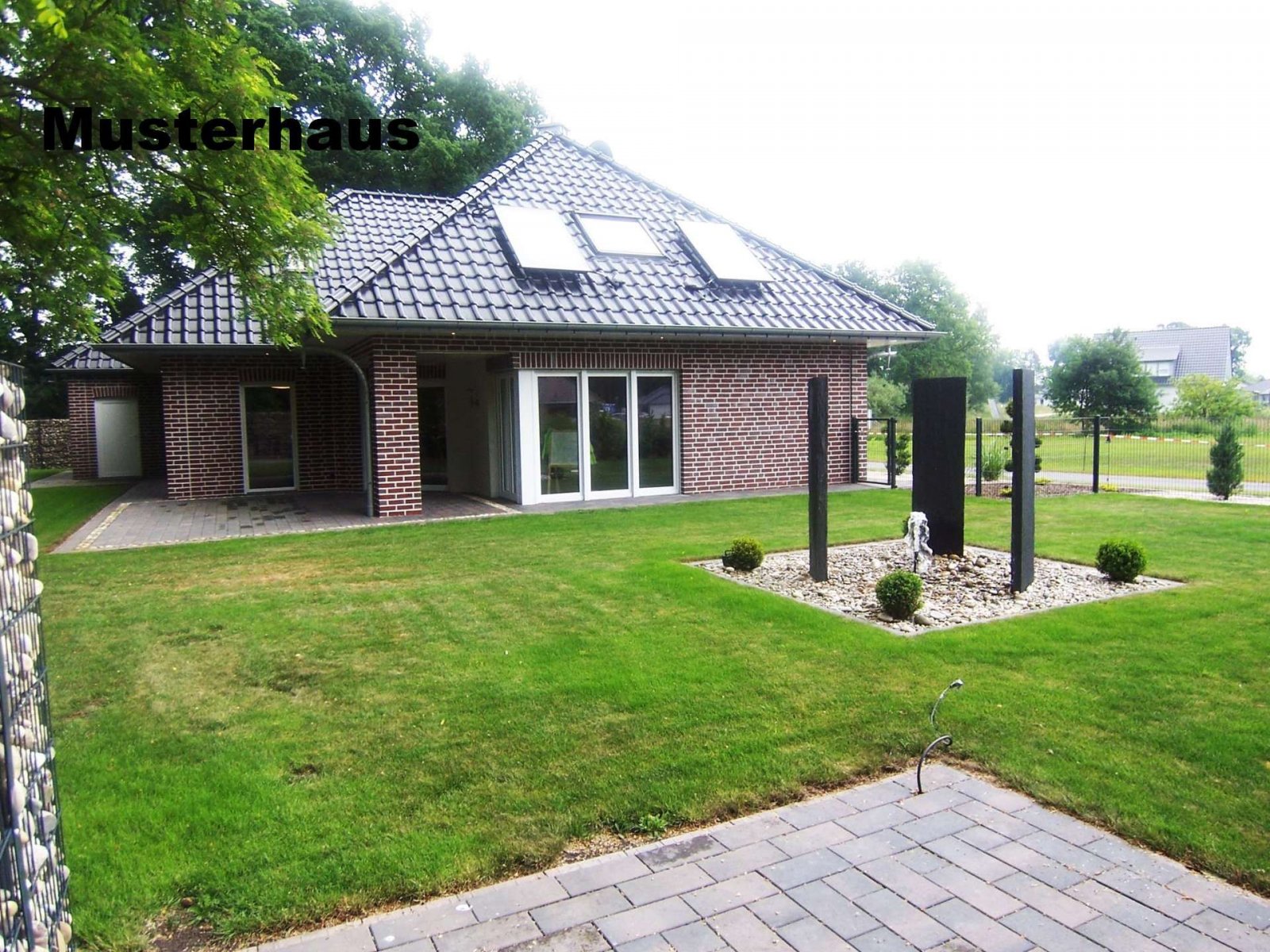 Geen commissie voor kopers! Nieuw gebouwde bungalow met een schilddak in een rustige woonwijk!