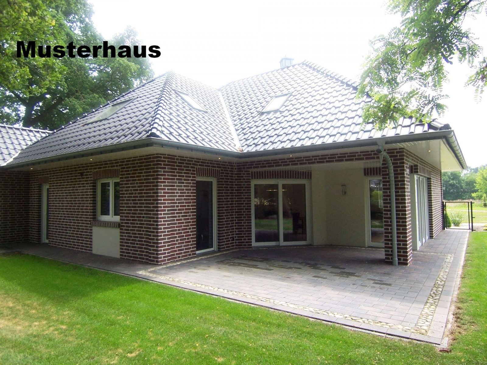 Geen commissie voor kopers! Nieuw gebouwde bungalow met een schilddak in een rustige woonwijk!
