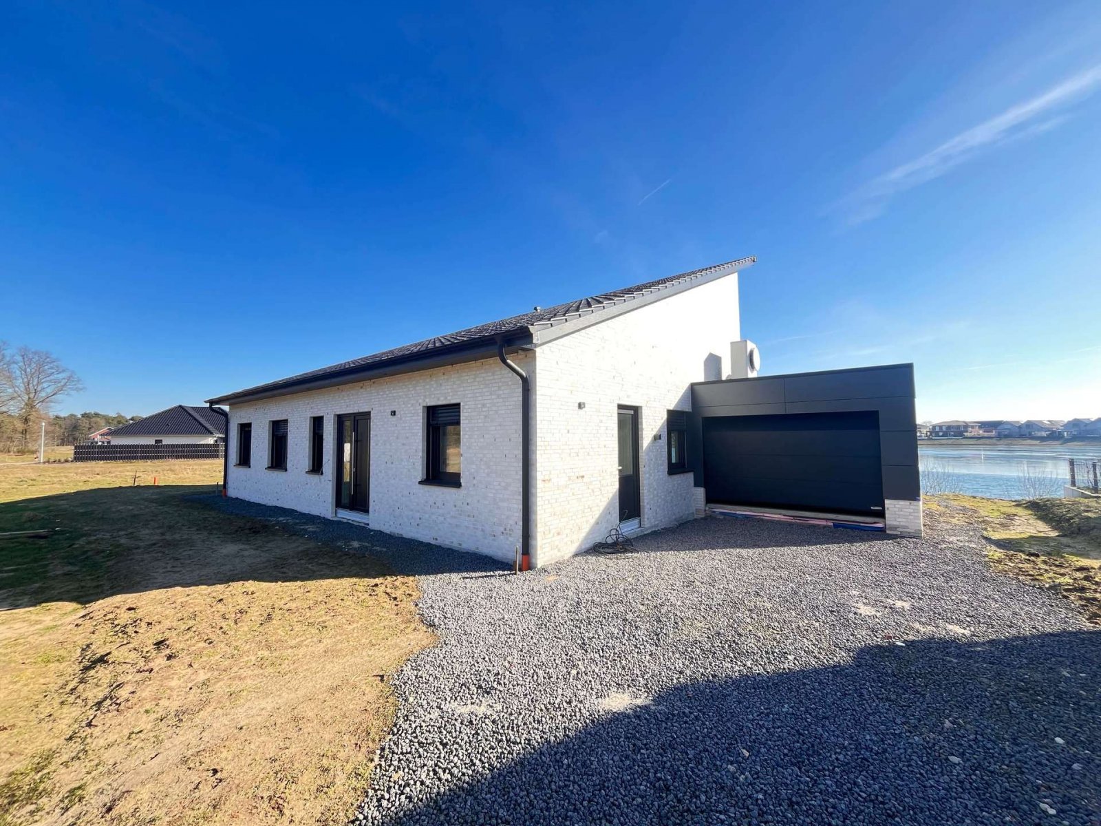 Geen commissie voor kopers! Een gelijkvloerse droomwoning op een unieke locatie aan het meer!
