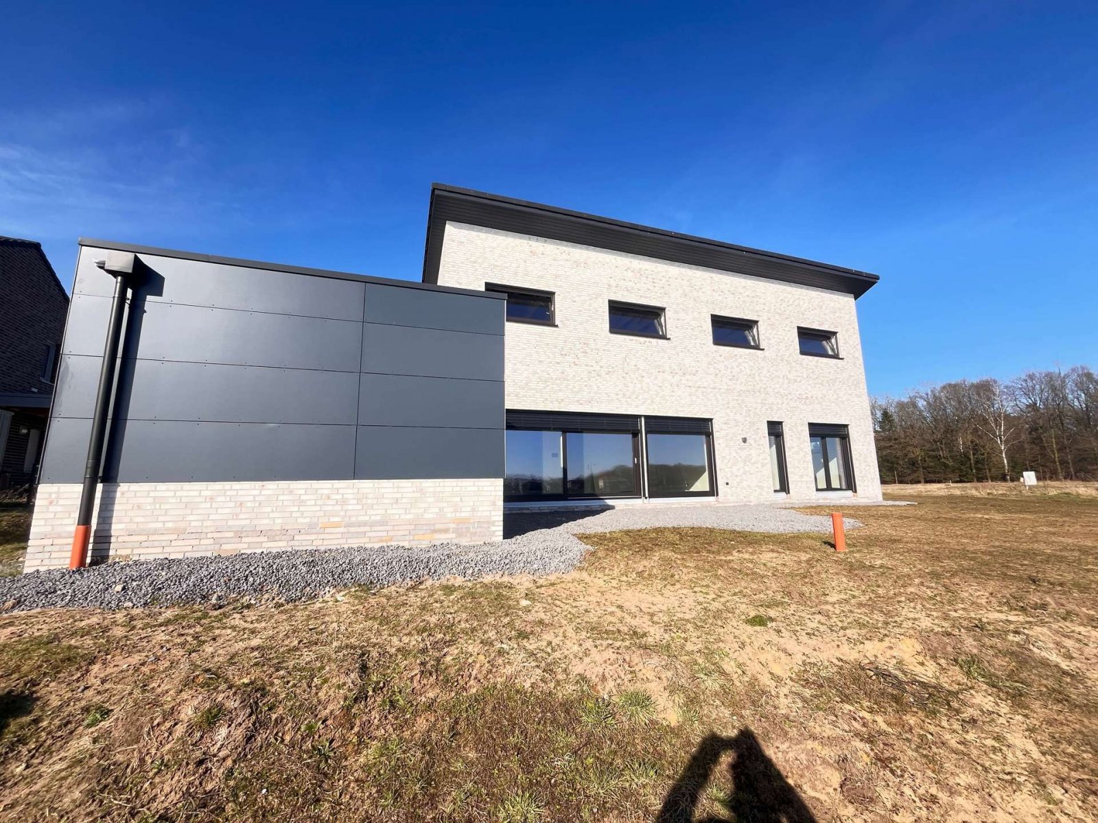 Geen commissie voor kopers! Een gelijkvloerse droomwoning op een unieke locatie aan het meer!