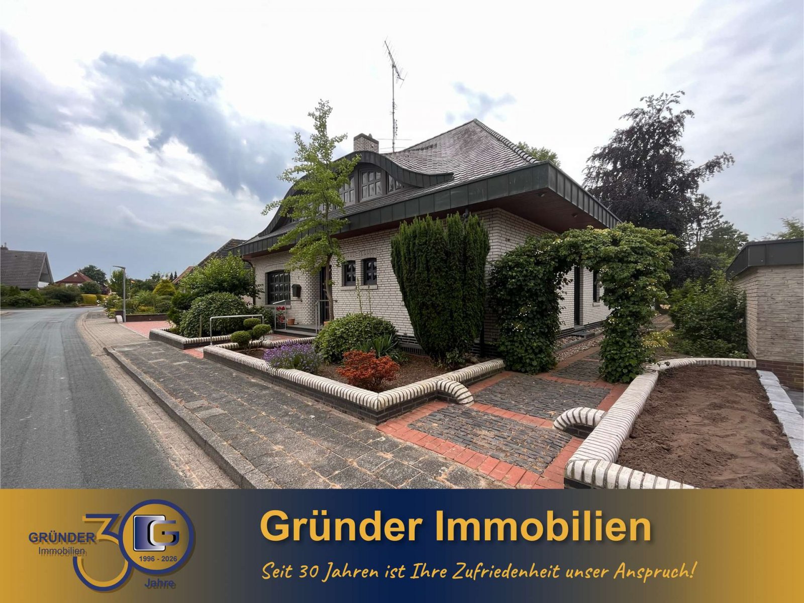 Geen commissie voor kopers! Exclusieve villa met een prachtig perceel aan de rivier de Ems.
