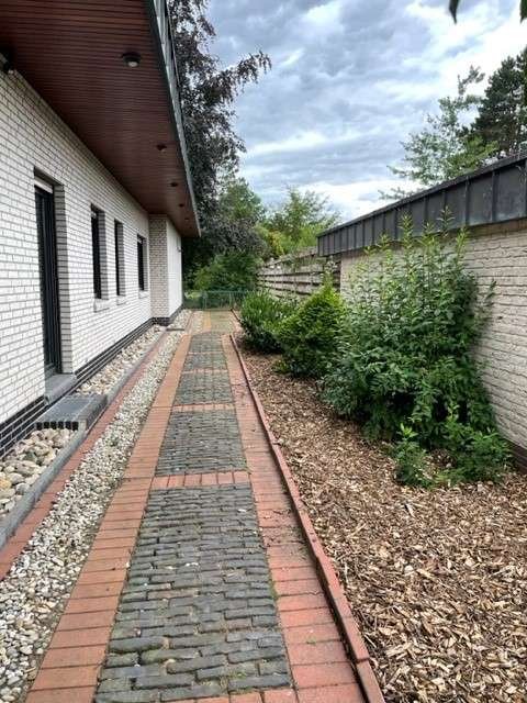 Geen commissie voor kopers! Exclusieve villa met een prachtig perceel aan de rivier de Ems.
