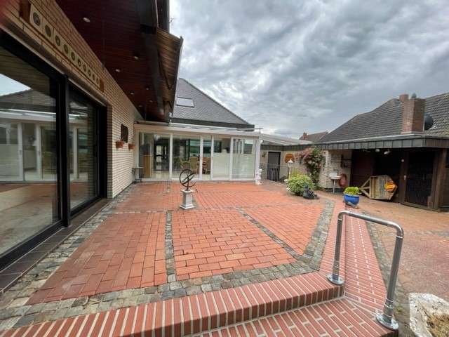 Geen commissie voor kopers! Exclusieve villa met een prachtig perceel aan de rivier de Ems.