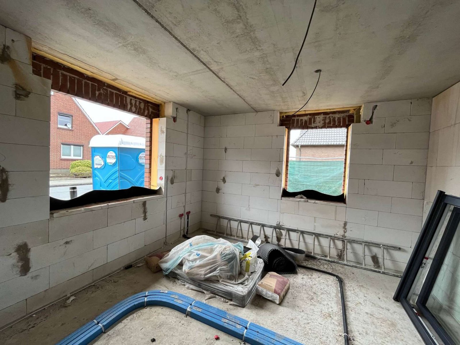 Centraler dan dit wordt het niet! Elegante nieuwbouwbungalow met schilddak - KfW55-norm - op een toplocatie in een woonwijk (inbreidingsgebied)!