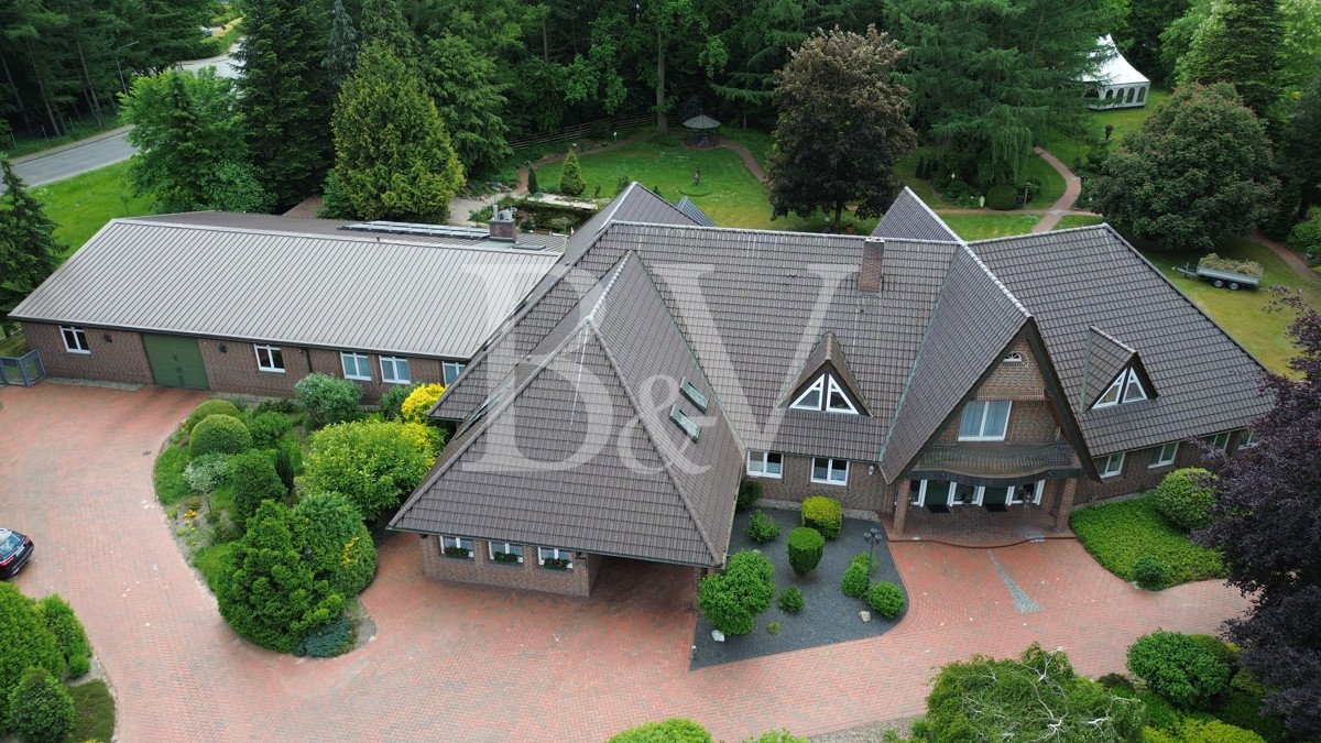 Indrukwekkende stadsvilla met parkachtige tuin te koop in Werlte.