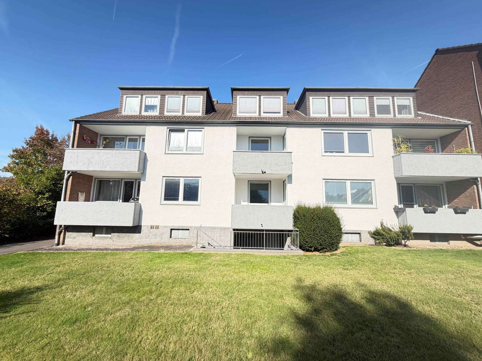 Geen commissie voor kopers: Wooncomplex met 9 appartementen in Langenfeld – in topconditie, op een toplocatie.