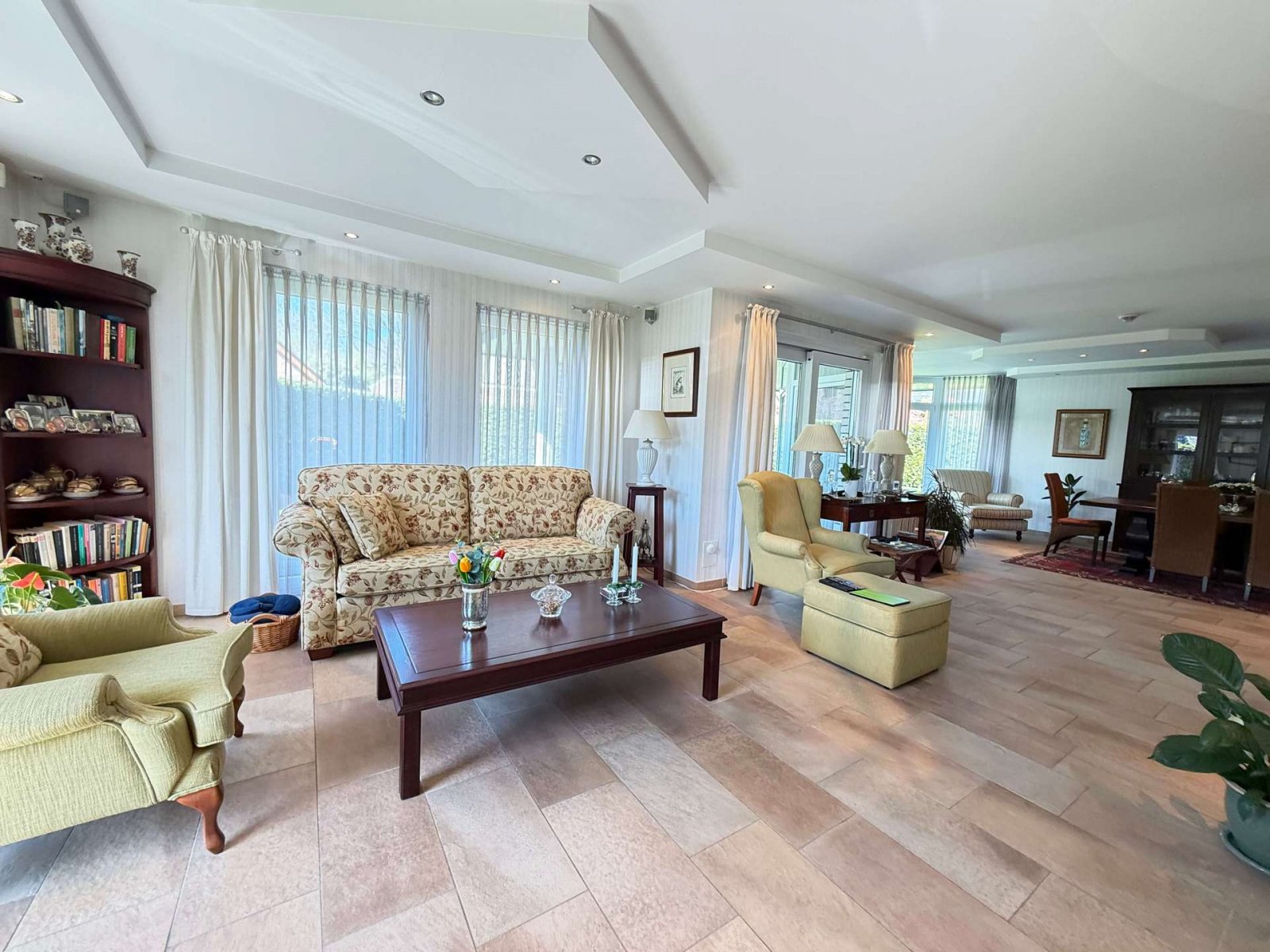 Elegante villa met schilddak! Maximaal wooncomfort op een toplocatie.