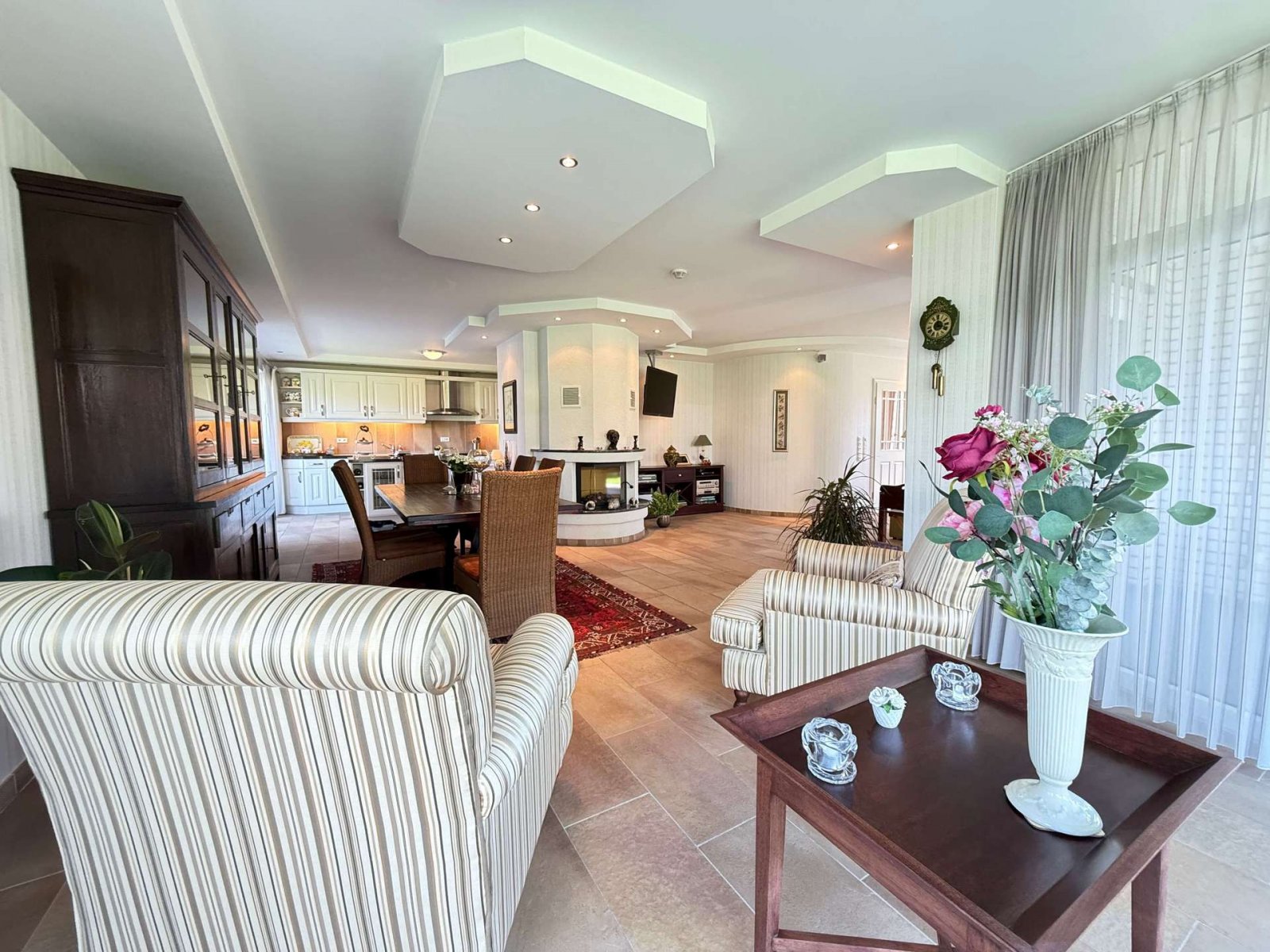 Elegante villa met schilddak! Maximaal wooncomfort op een toplocatie.