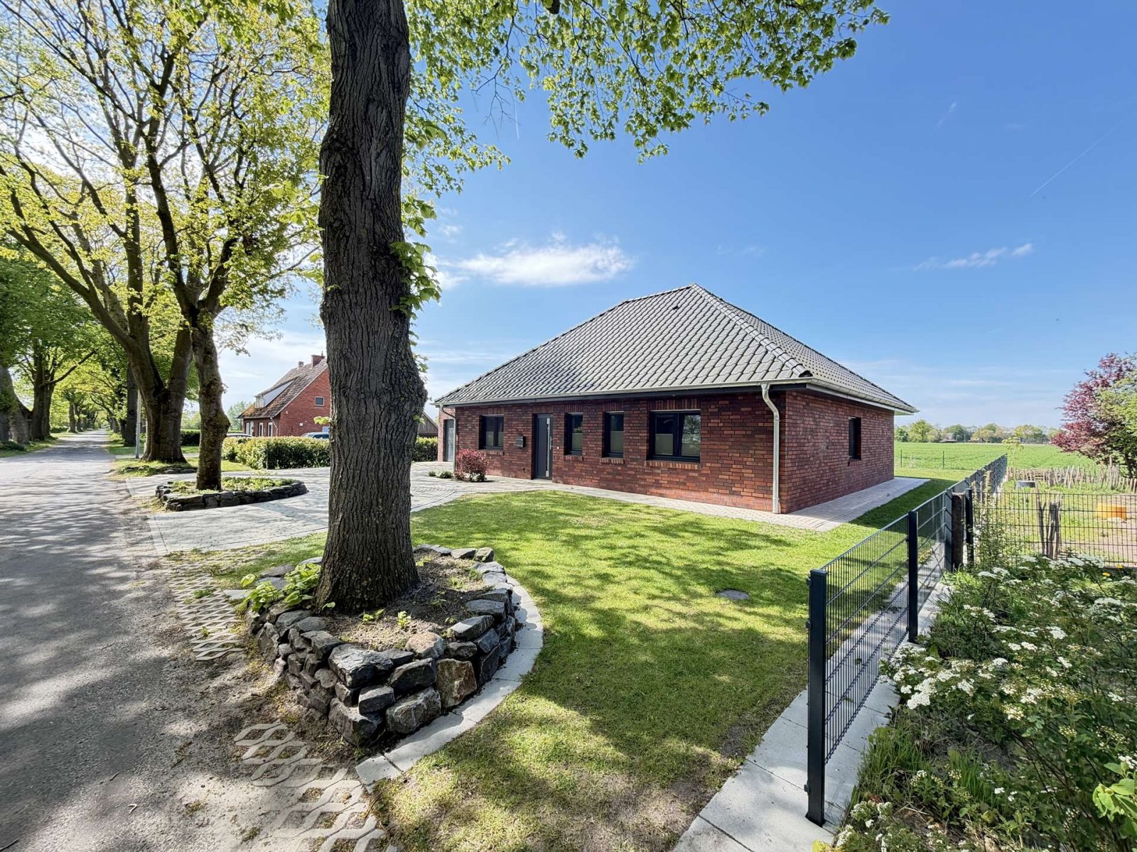 Geen commissie voor kopers: Exclusieve bungalow met schilddak in een natuurlijke omgeving!