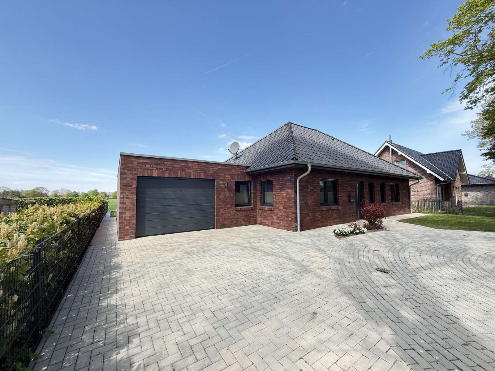 Geen commissie voor kopers: Exclusieve bungalow met schilddak in een natuurlijke omgeving!