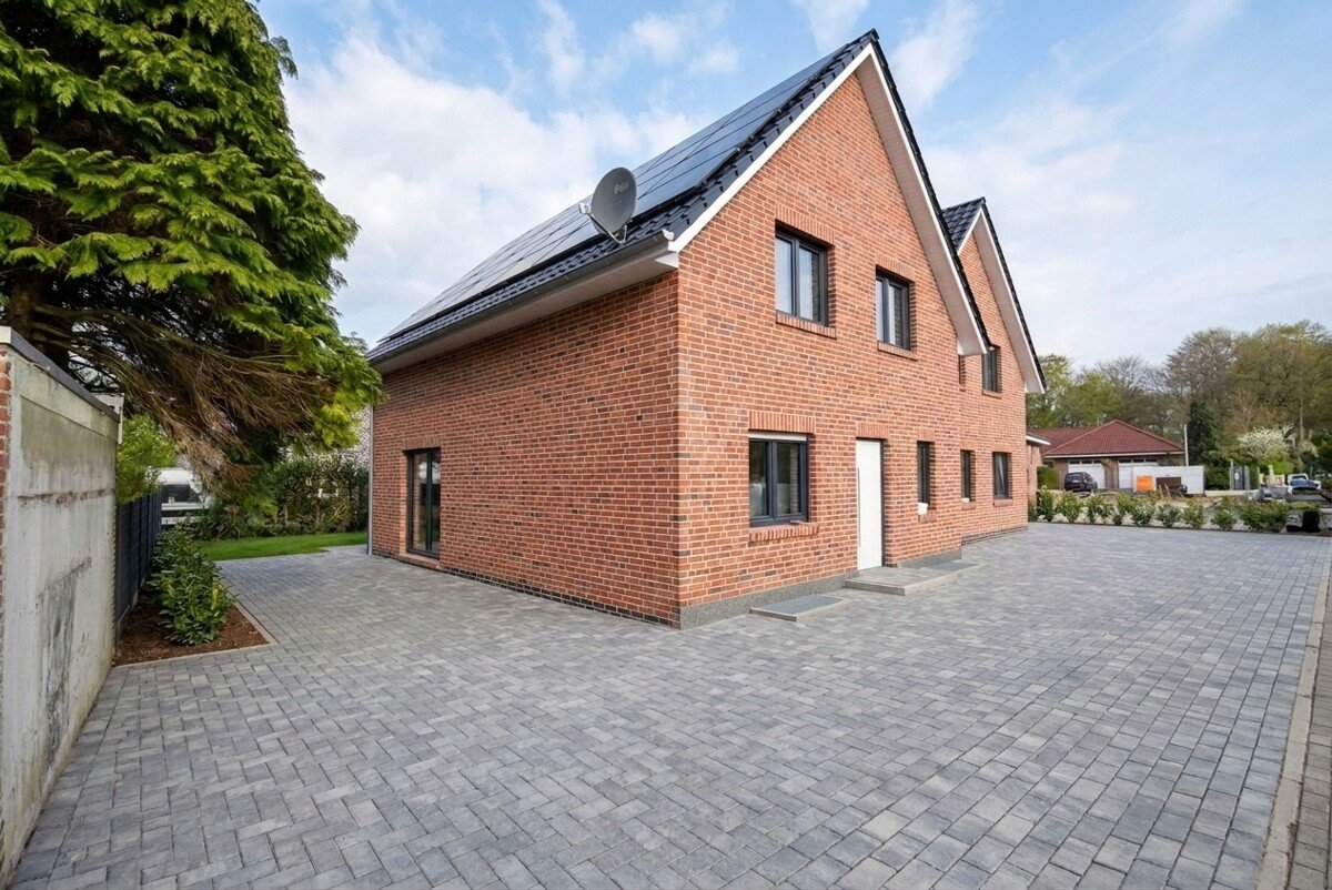 Geen koperscommissie. Nieuw gebouwde halfvrijstaande woningen (KfW 40-norm) te koop in het centrum van Cloppenburg.