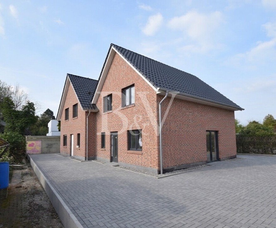 Geen koperscommissie. Nieuw gebouwde halfvrijstaande woningen (KfW 40-norm) te koop in het centrum van Cloppenburg.