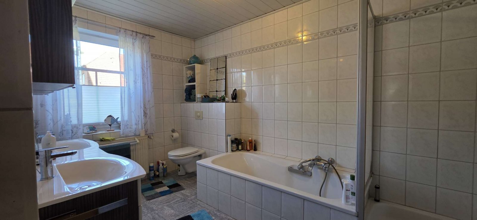 Karakteristieke moderne boerderij met een groot perceel.