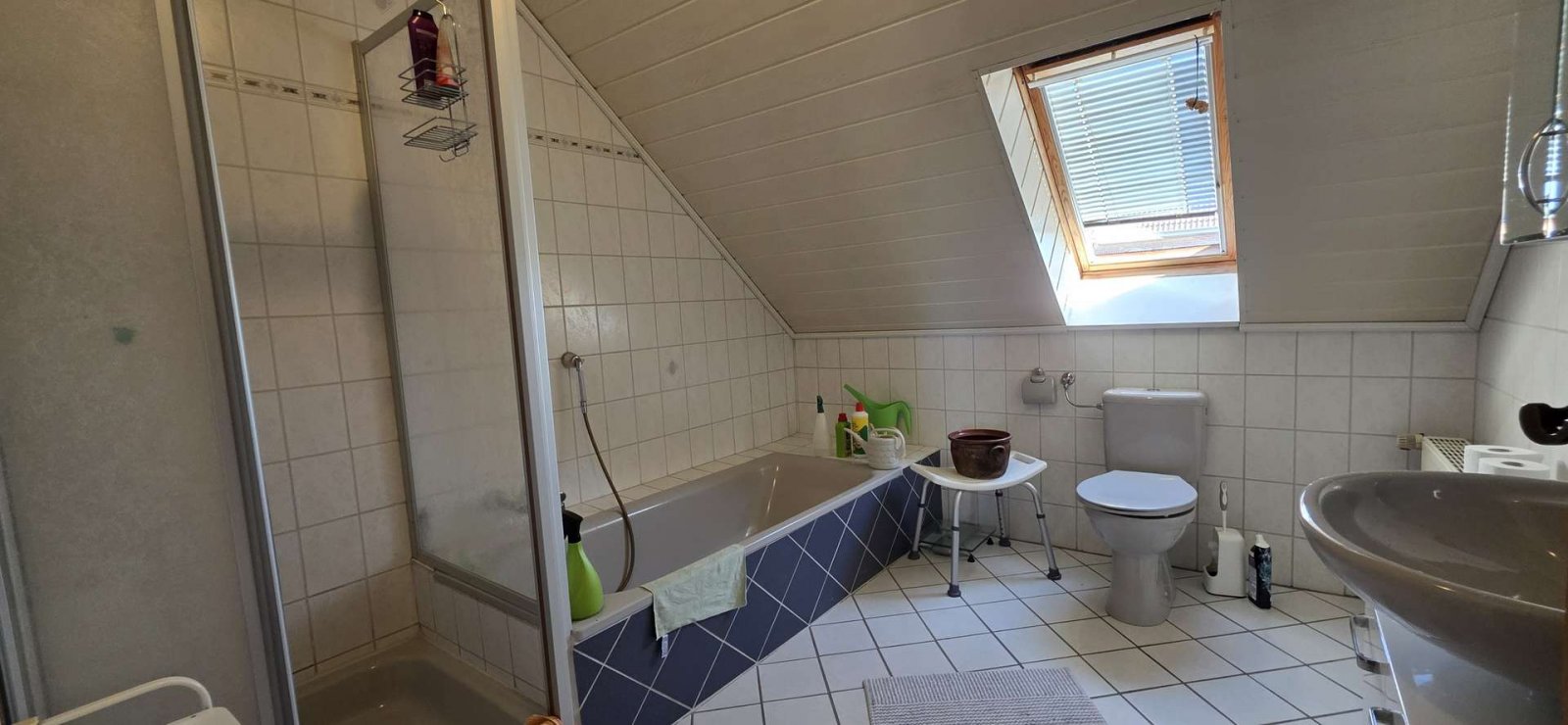 Karakteristieke moderne boerderij met een groot perceel.