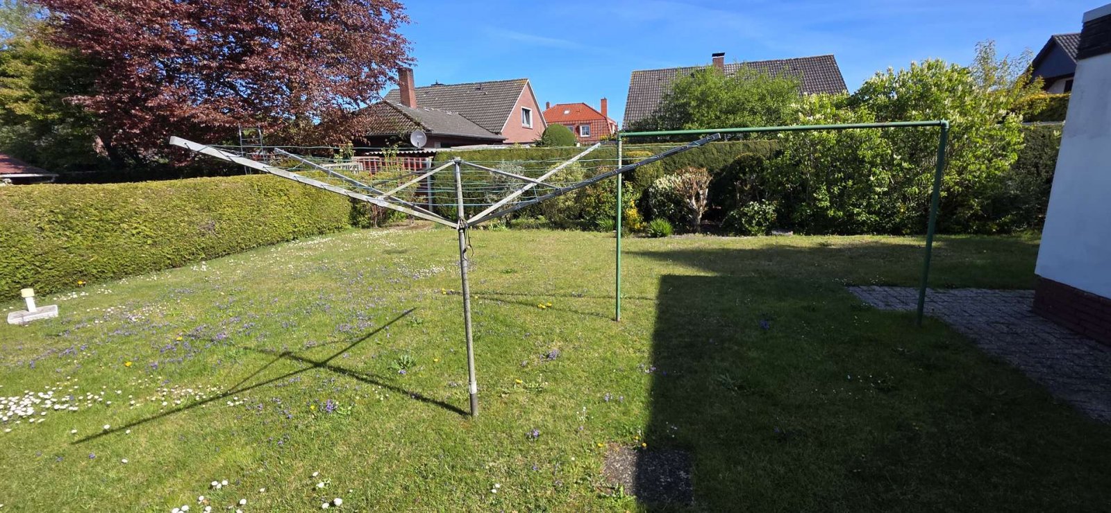 Degelijk huis met plat dak en idyllische tuin in een aangename woonwijk.
